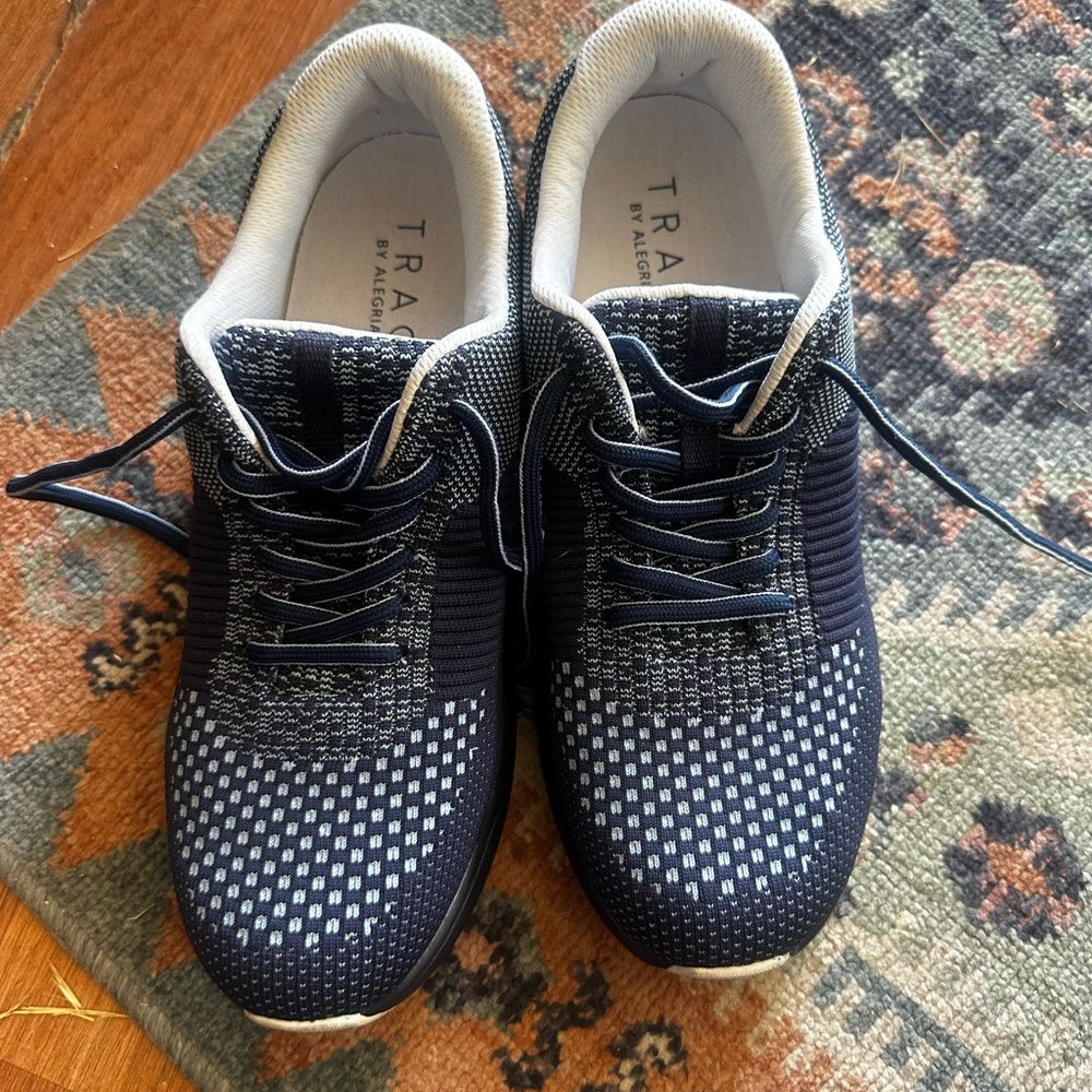 TRAQ WOMEN Navy and White Sneakers